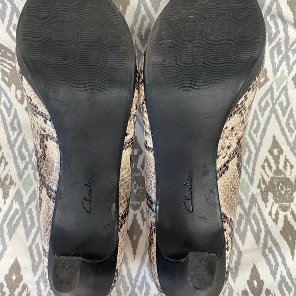 Clarks Illeana Tulip
Pointed Toe Pump Taupe
Snake Synthetic - Picture 6 of 7